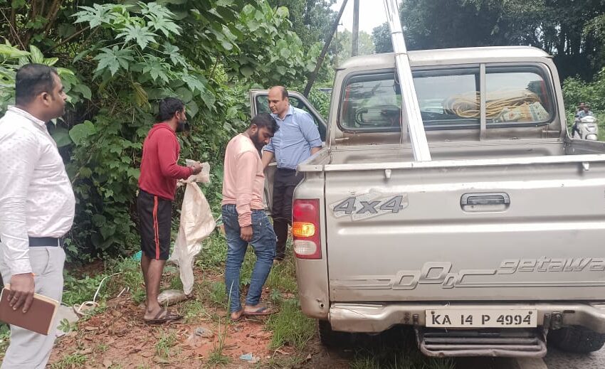  ಪುತ್ತೂರು ಕಬಕದ ರಸ್ತೆ ಬದಿಯಲ್ಲಿ ತ್ಯಾಜ್ಯ ಎಸೆದವರಿಗೆ ದಂಡ ವಿಧಿಸಿದ ಅಧಿಕಾರಿಗಳು.