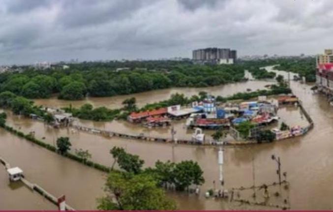  ಗುಜರಾತಿನಲ್ಲಿ ಮುಂದುವರಿದ ಭಾರೀ ಮಳೆ : ಹಲವು ಜಿಲ್ಲೆಗಳಲ್ಲಿ ರೆಡ್ ಅಲರ್ಟ್.